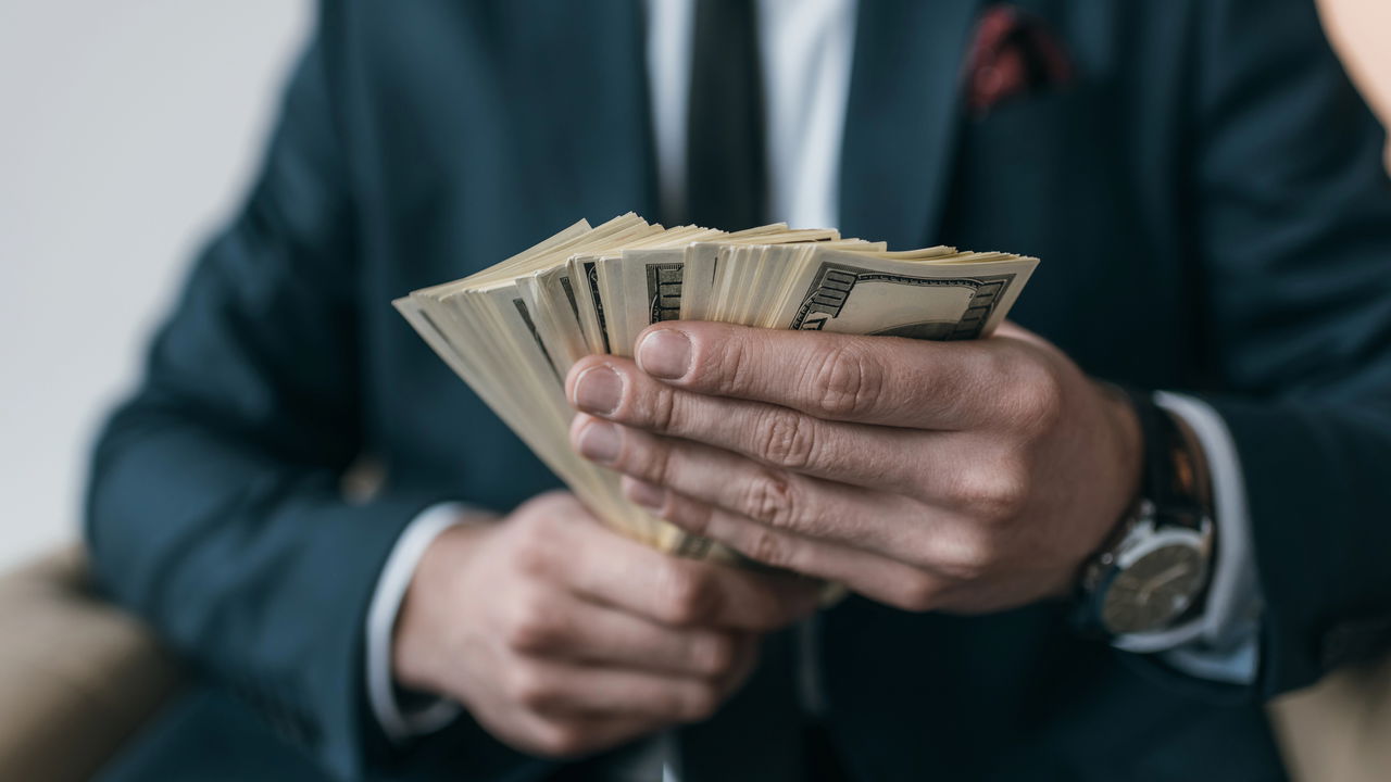 Funcionário recebe 165 milhões por erro da empresa e pede demissão em seguida - Créditos: depositphotos.com / IgorTishenko