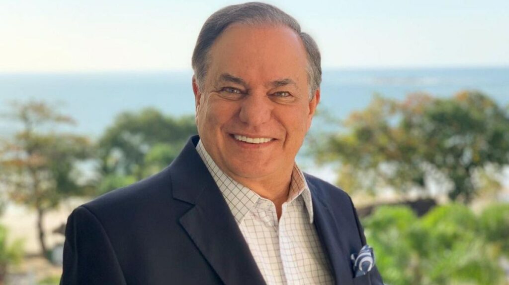 Ronnie Von expõe que teve roupa arrancada por multidão de fãs