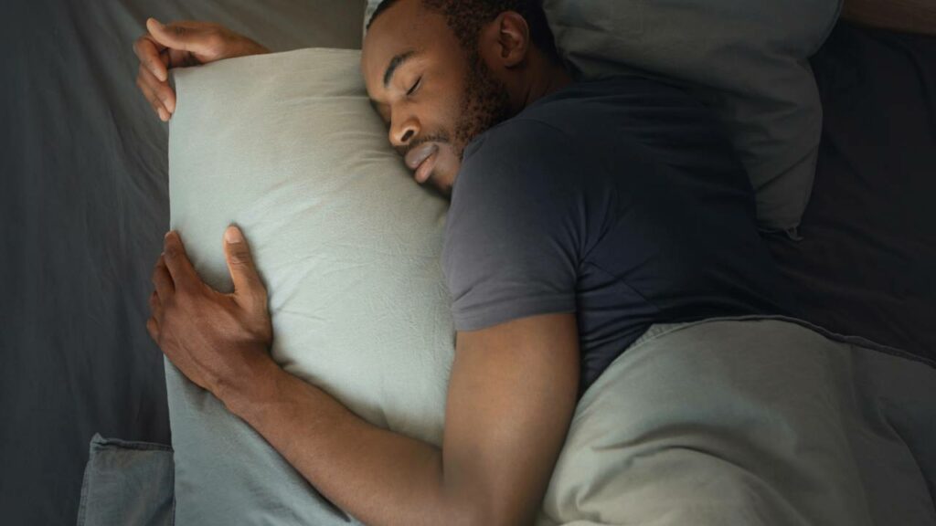 Dormir cedo organiza suas memórias de um jeito que nada mais faz