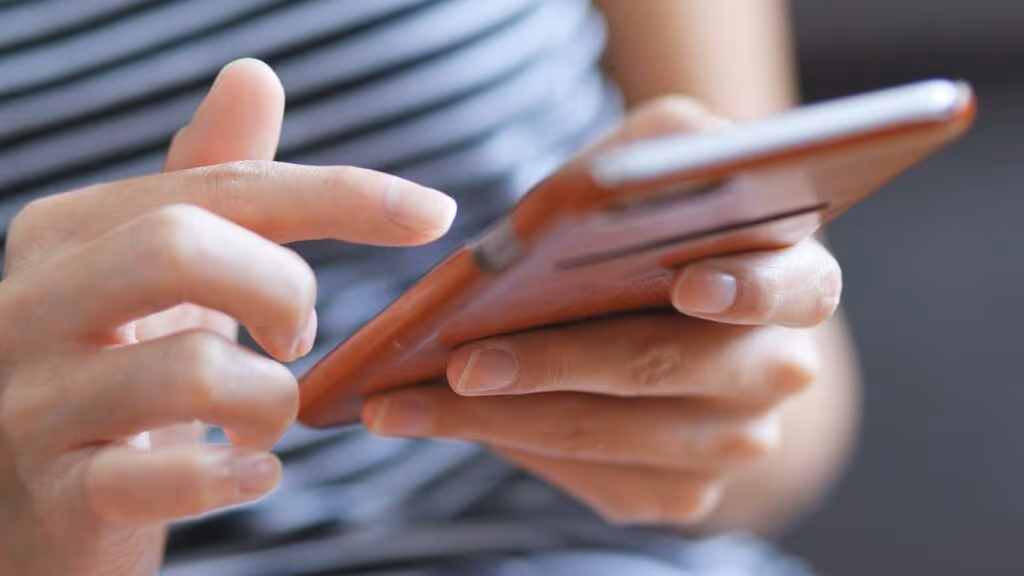Mãe desabafa sobre uso de celulares após filha de 10 anos tirar a própria vida