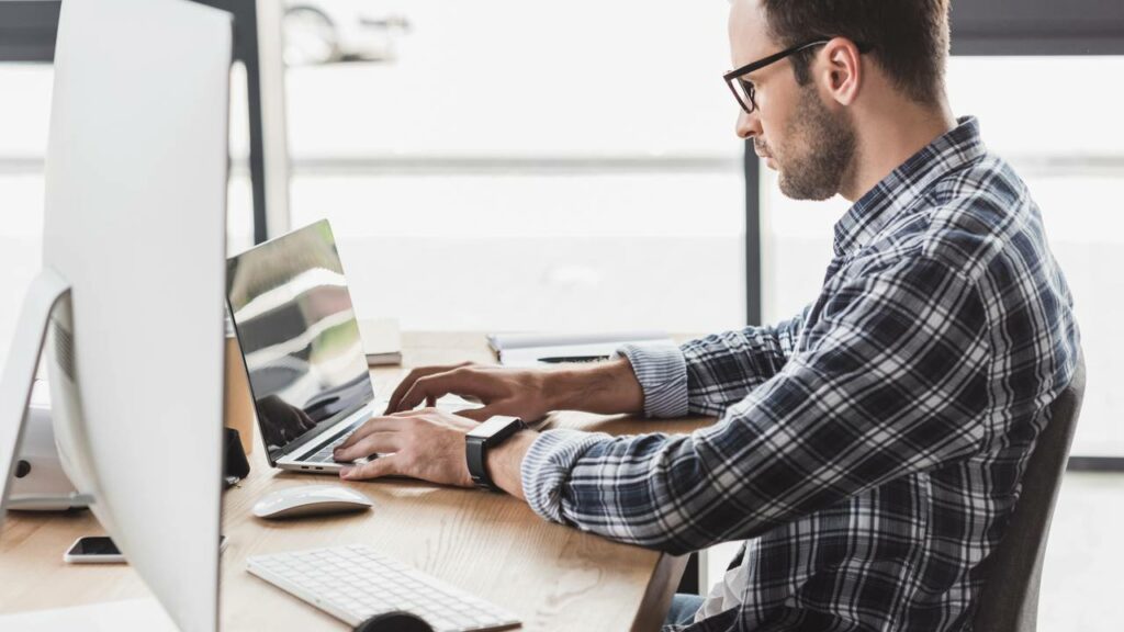 Profissões digitais que ganham mais de R$ 7 mil e não exigem faculdade