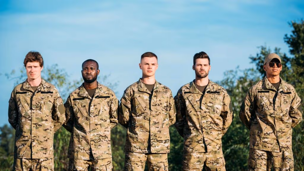 Os soldados do exército tornam-se amigos inseparáveis