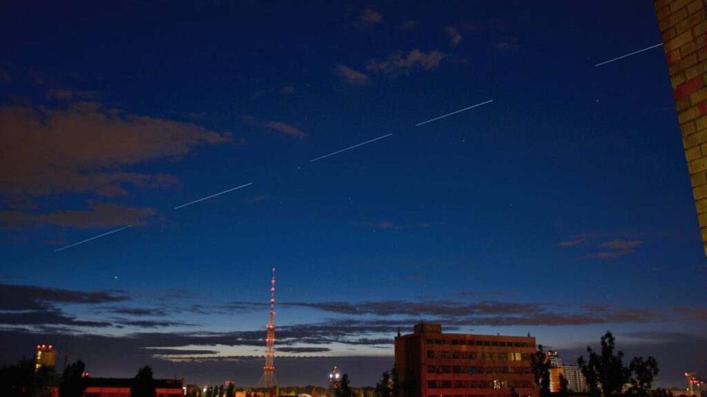Satélites Starlink cruzando o céu utilizam a mesma proposta que a China quer colocar em prática - Créditos: depositphotos.com / Oleksandr_Gusev