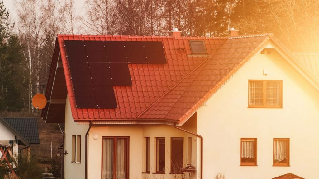 Casa utiliza luz solar para produção de energia - Créditos: depositphotos.com / kle1njke@gmail.com