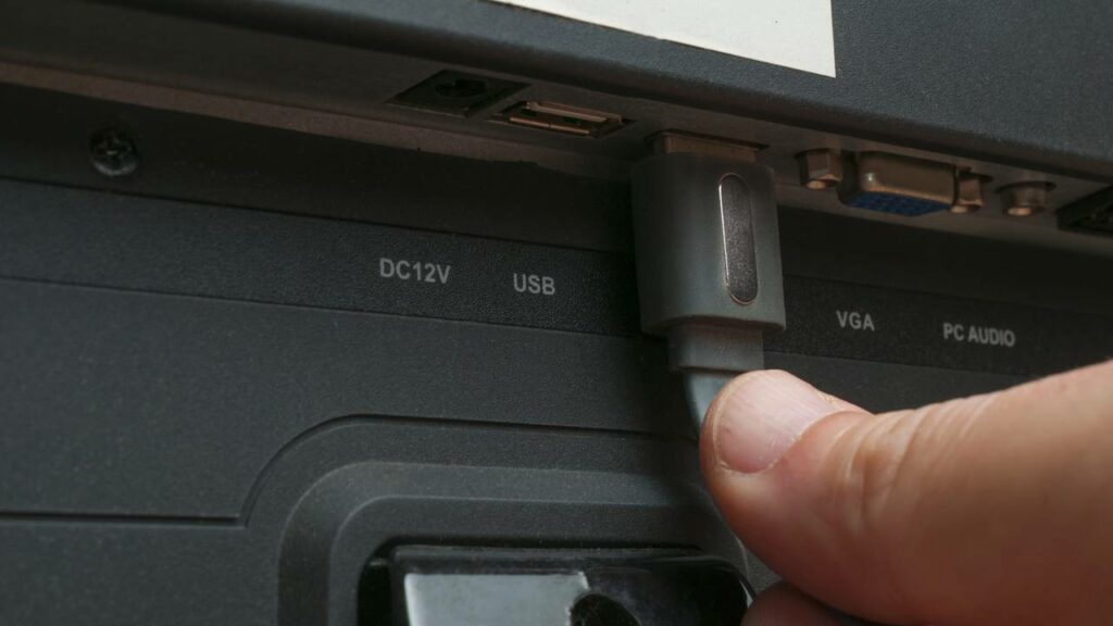 A porta USB da sua TV faz muito mais do que reproduzir filmes e pouca gente sabe disso