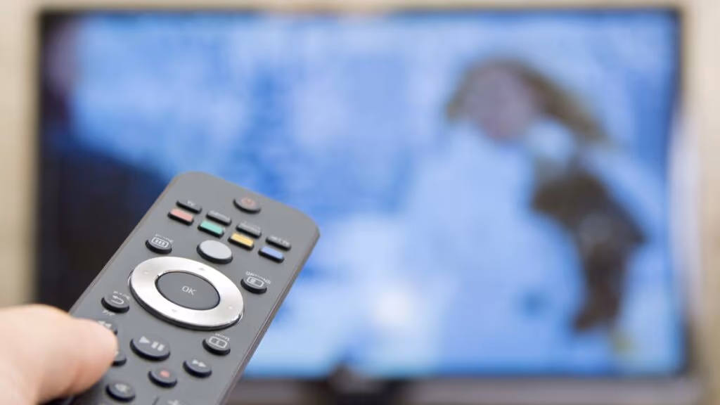 Um truque simples para limpar a tela da televisão e deixá-la como nova