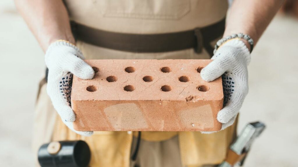 Tijolo, bloco cerâmico ou bloco de concreto? Veja qual compensa mais para a sua obra