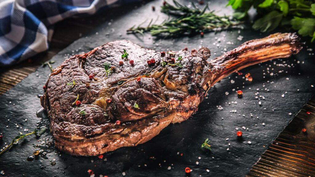 O Tomahawk já é uma peça com um grau maior de dificuldade de preparo, mas é perfeito para impressionar os convidados - Créditos: depositphotos.com / weyo