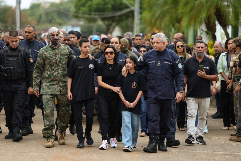Coronel da PM nega “chacina” e abraça família de sargento morto