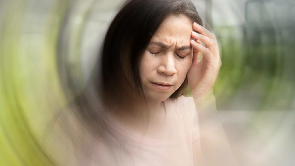 Levantar muito rápido pode bagunçar toda a nossa pressão - Créditos: depositphotos.com / 9nong