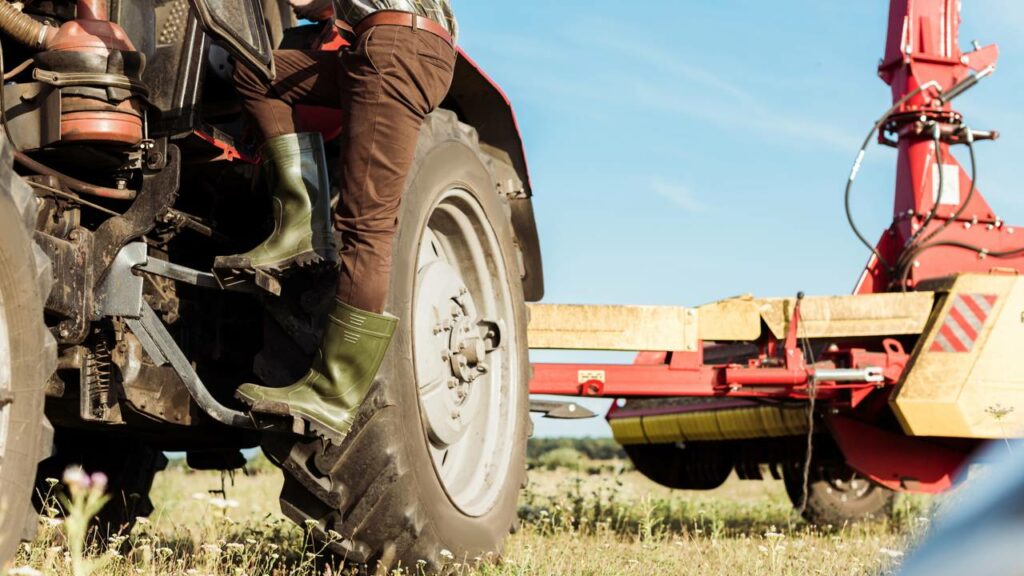 Menino de 12 anos morre ao tentar dirigir um trator