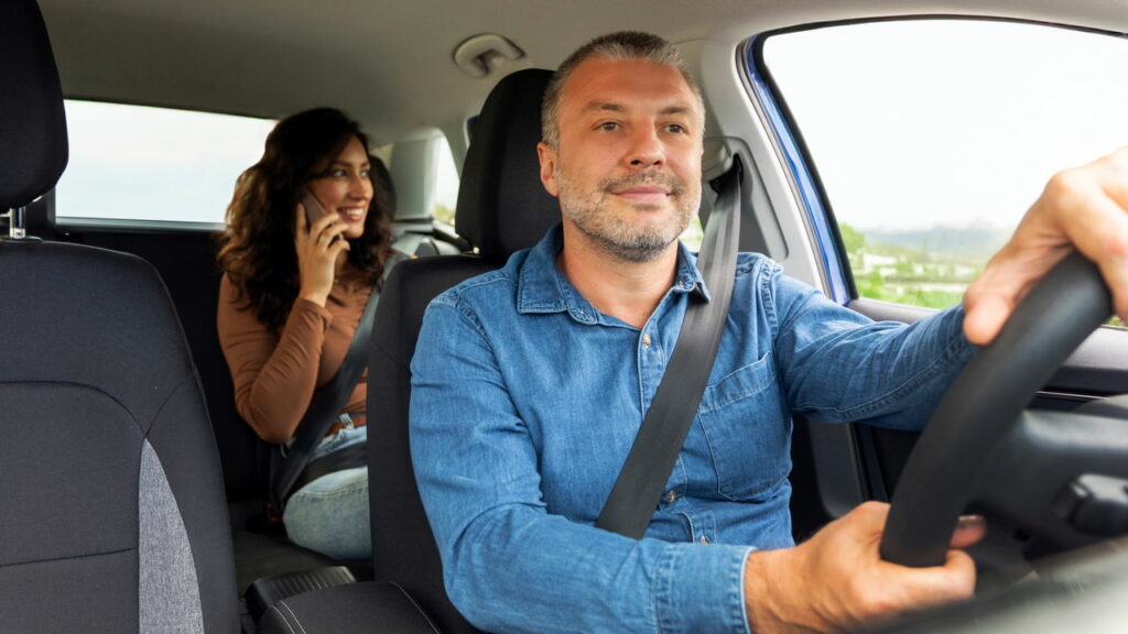 Como gastar menos em corridas de Uber e 99 sem esforço