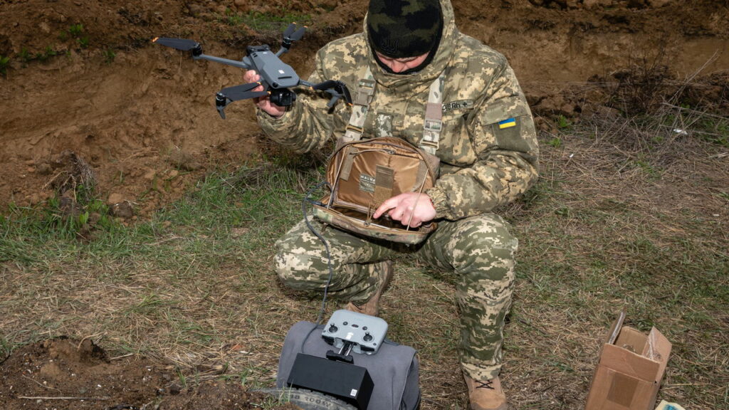 Militar ucraniano opera drone semelhante ao que poderá ser usado nos 'enxames' - Créditos: depositphotos.com / palinchak