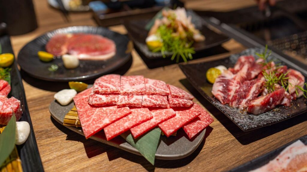 O Yakiniku utiliza cortes super finos de carne, legumes e vegetais - Créditos: depositphotos.com / leungchopan