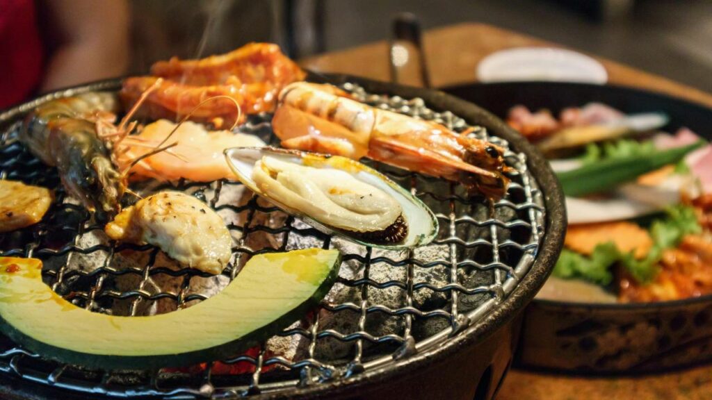 O churrasco japonês conta também com grande variedade de frutos do mar - Créditos: depositphotos.com / Kwangmoozaa