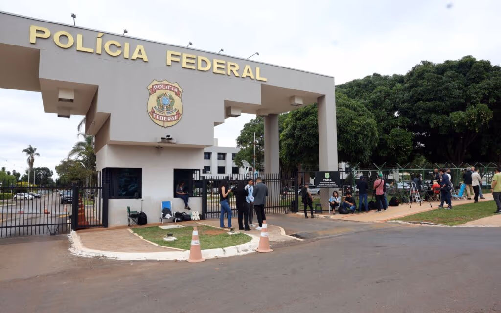 Pão com ovo e comida caseira: as primeiras horas de Bolsonaro na prisão