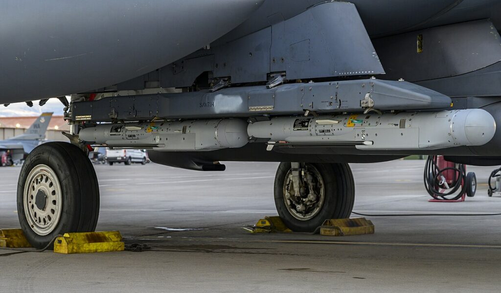 O GBU-53/B é uma bomba de precisão com capacidade de voar por até 72km - Por William Lewis / Wikimedia Commons