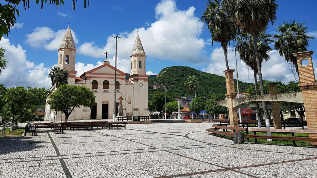 A cidade dos três climas une litoral, montanhas e vegetação árida em um lugar só