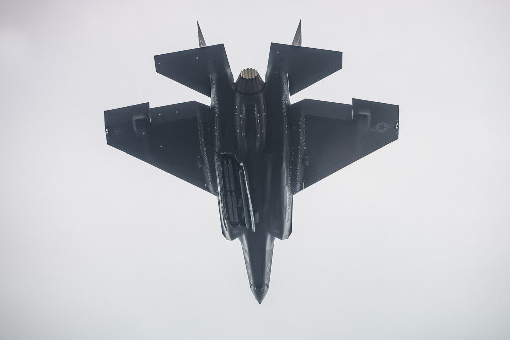 Japão reforça defesa com GBU-53 StormBreaker e aprofunda aliança com os EUA