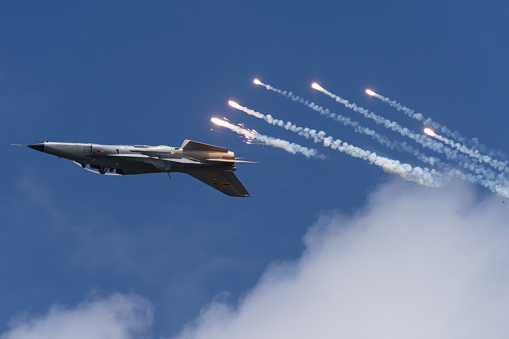 Por que os caças disparam pequenas bolas de fogo? Entenda a tecnologia que salva pilotos em segundos