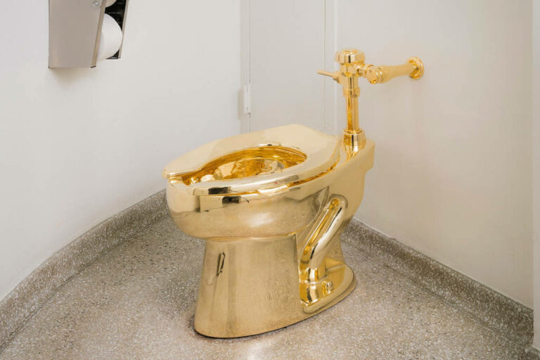 Vaso sanitário (de ouro) é vendido por US$ 12,1 milhões