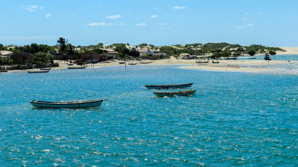 Vilarejo no Brasil com 2.500 habitantes só chega de balsa e tem praia deserta