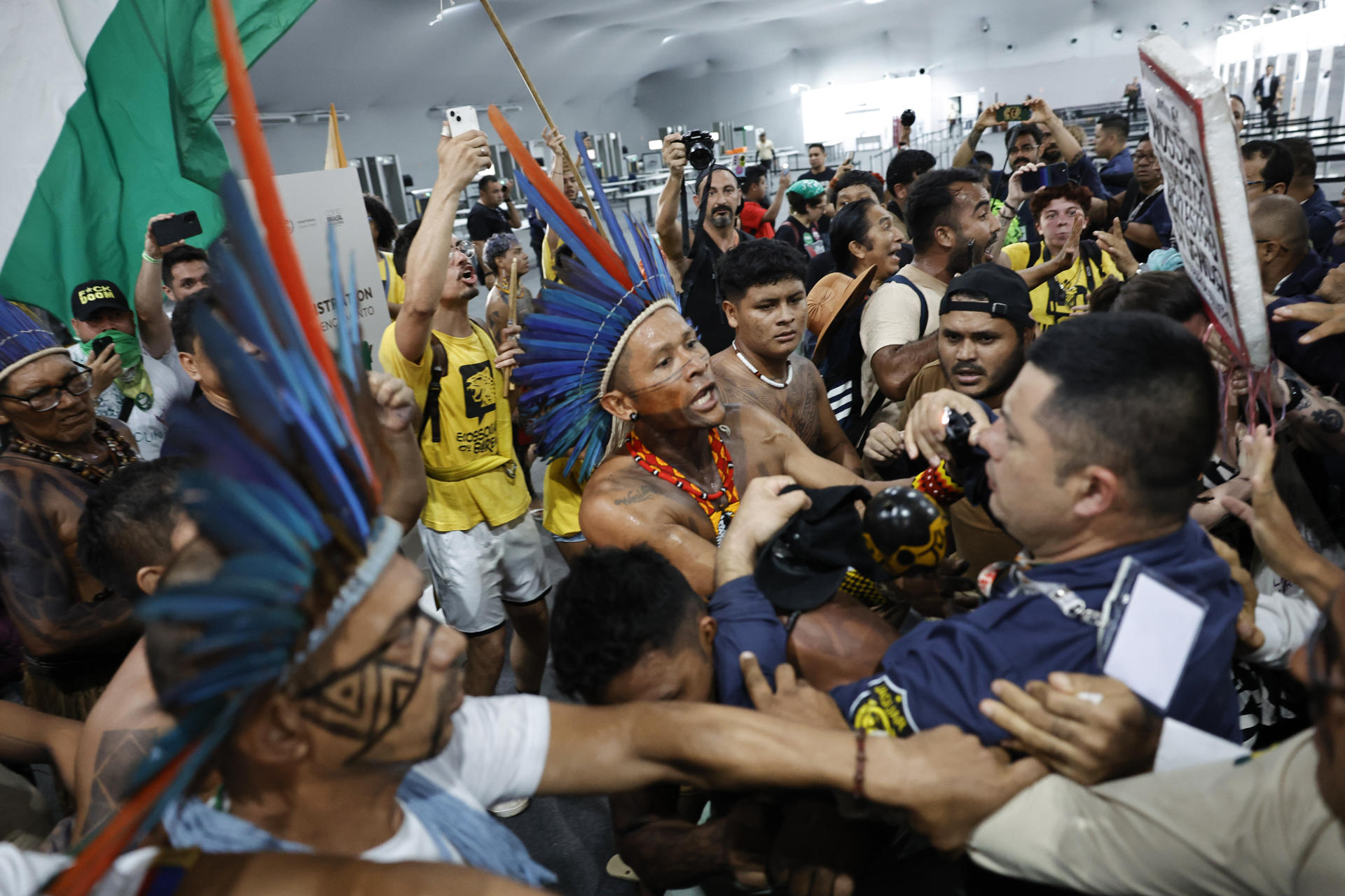 Crusoé: Povo encabrestado foge do controle na COP30