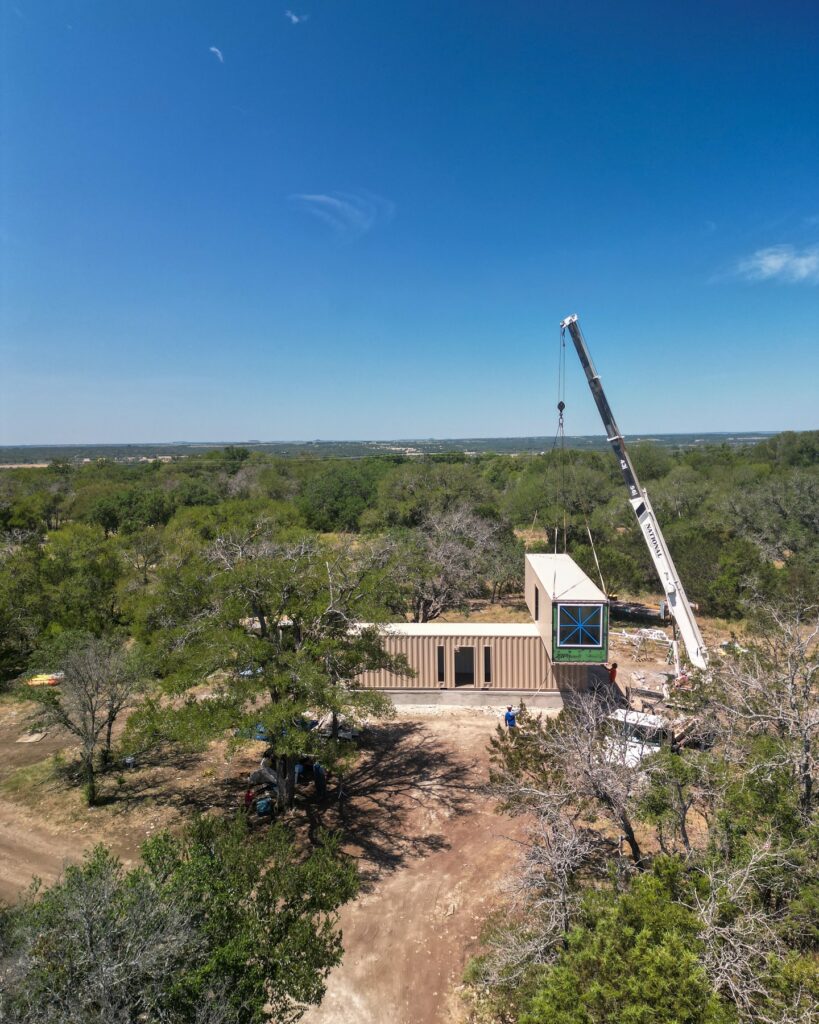 Família vive experiência única morando em um contêiner para economizar