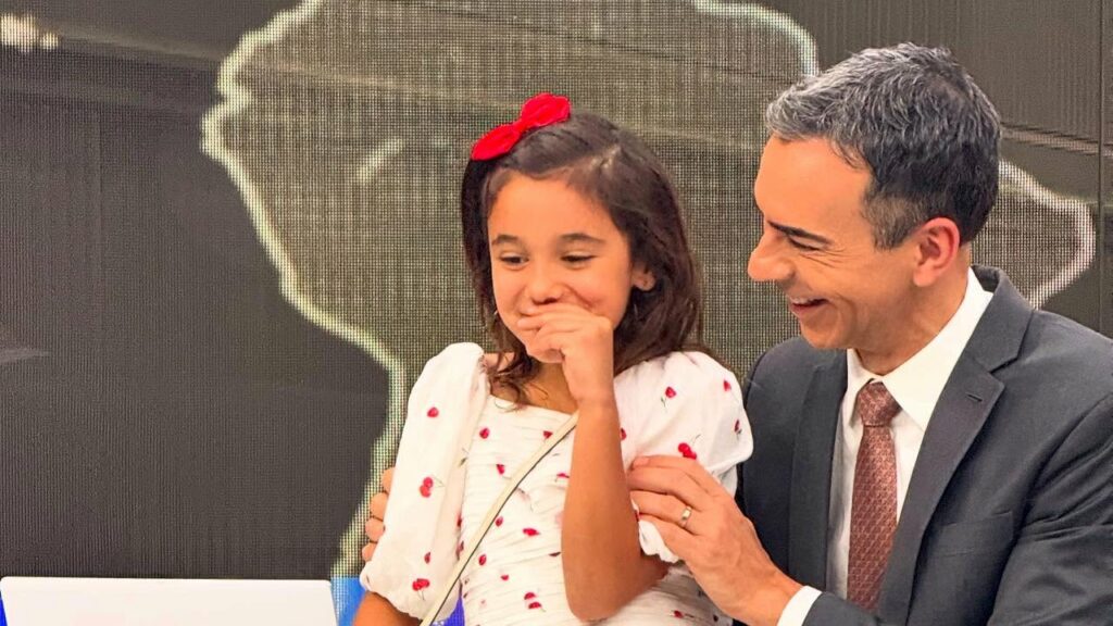 Filha de César Tralli chama atenção no adeus de William Bonner ao Jornal Nacional