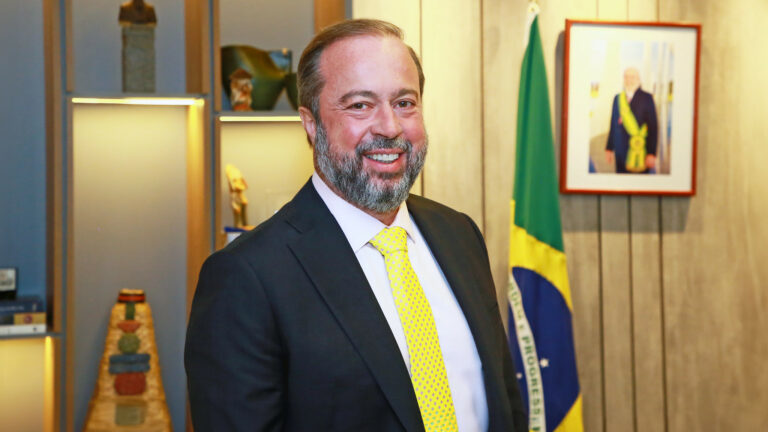 Lula é apenas uma fotografia na parede