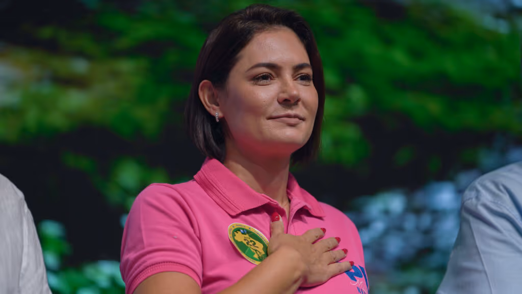 Michelle é autorizada a visitar Bolsonaro na prisão