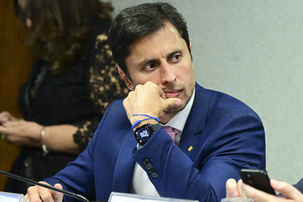 Deputado alvo de denúncia do vice-presidente de CPMI do INSS passa a usar tornozeleira