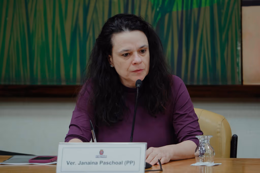 Janaina reclama de memes da esquerda sobre prisão de Bolsonaro