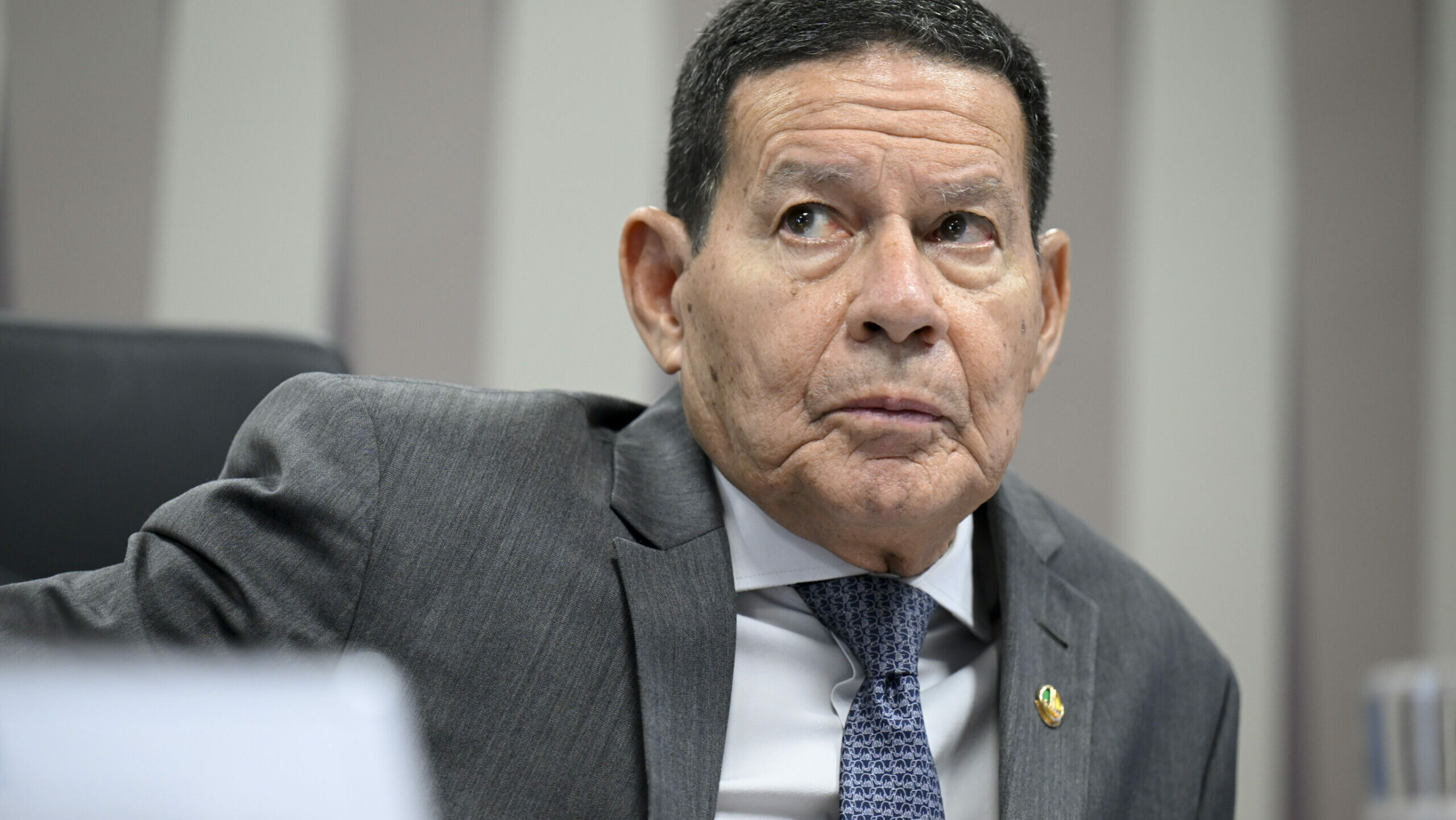 Mourão defende anistia contra “infâmia”