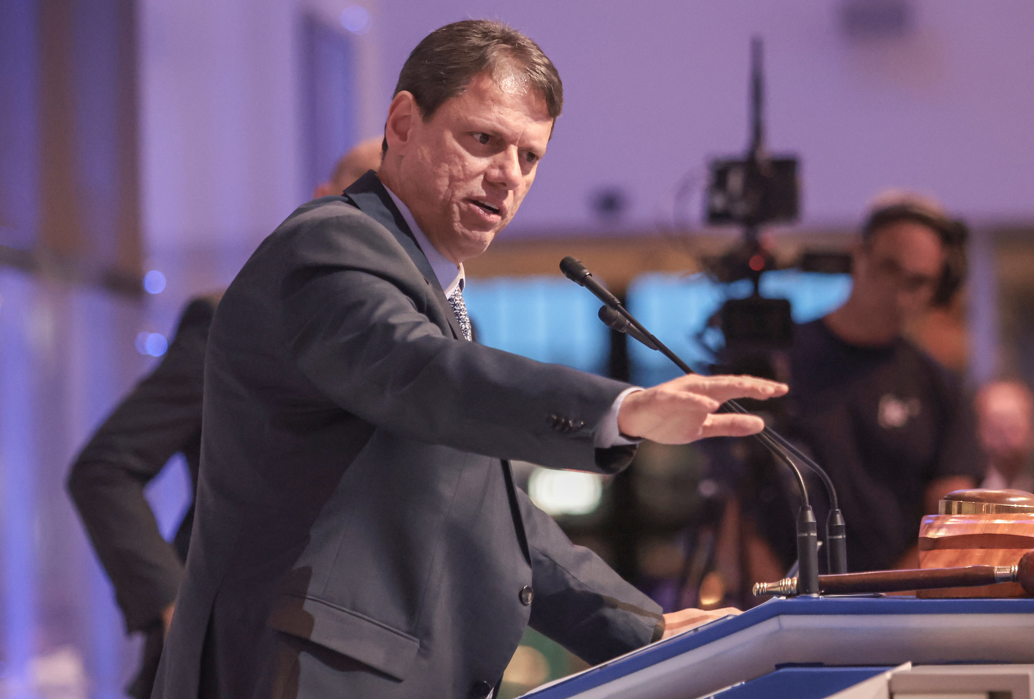 Tarcísio critica “polarização afetiva” e aplaude fala de Moraes