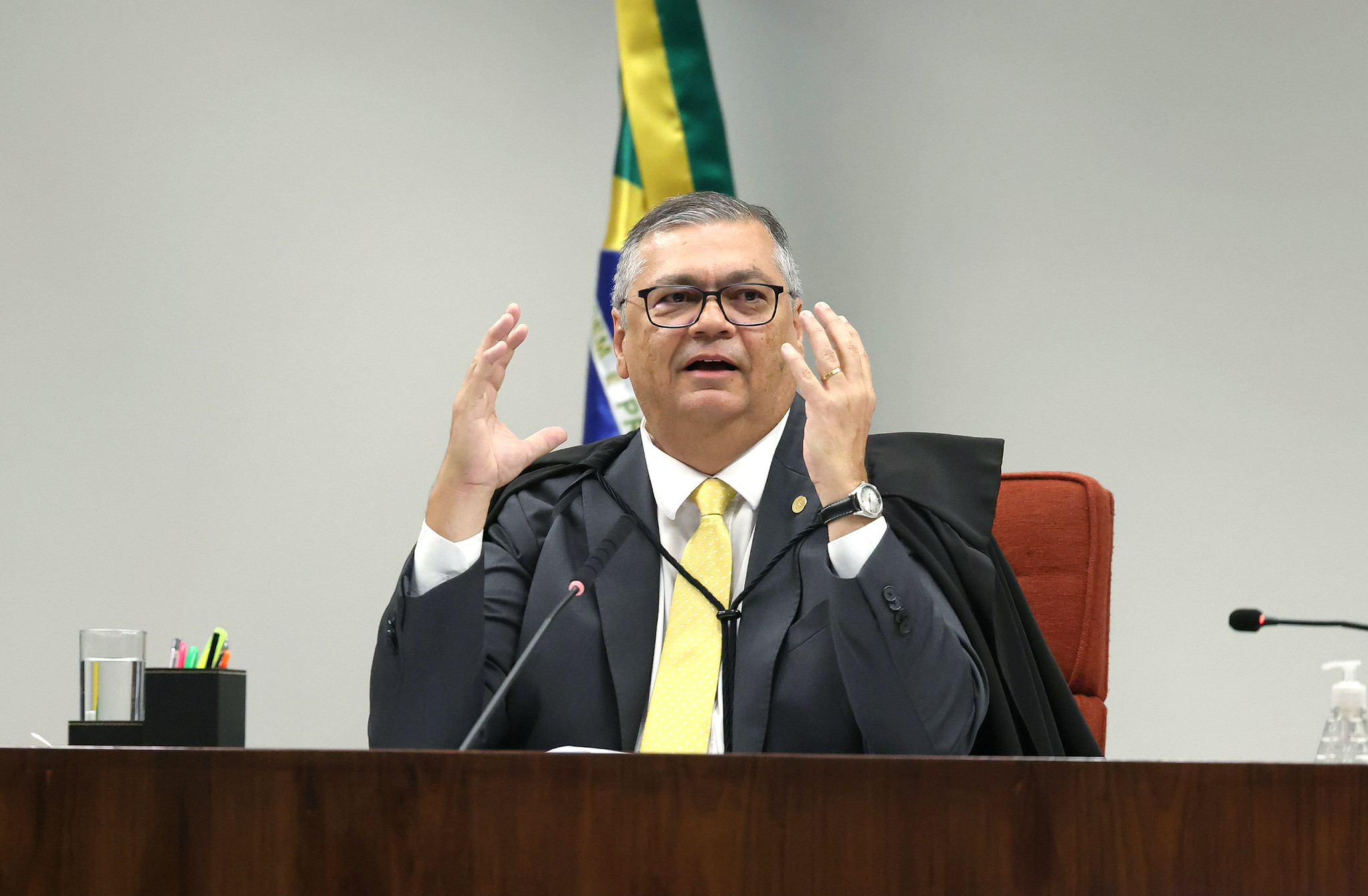 Dino reclama da “ideia de inquéritos que nunca acabam”