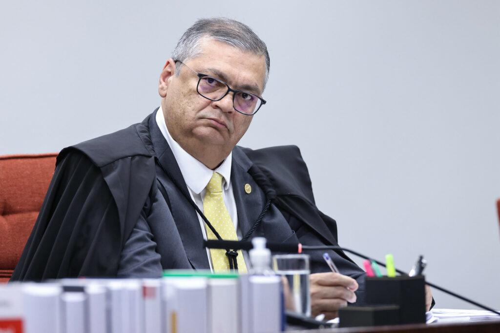 Dino desbloqueia emendas para suplentes de Eduardo Bolsonaro e Ramagem