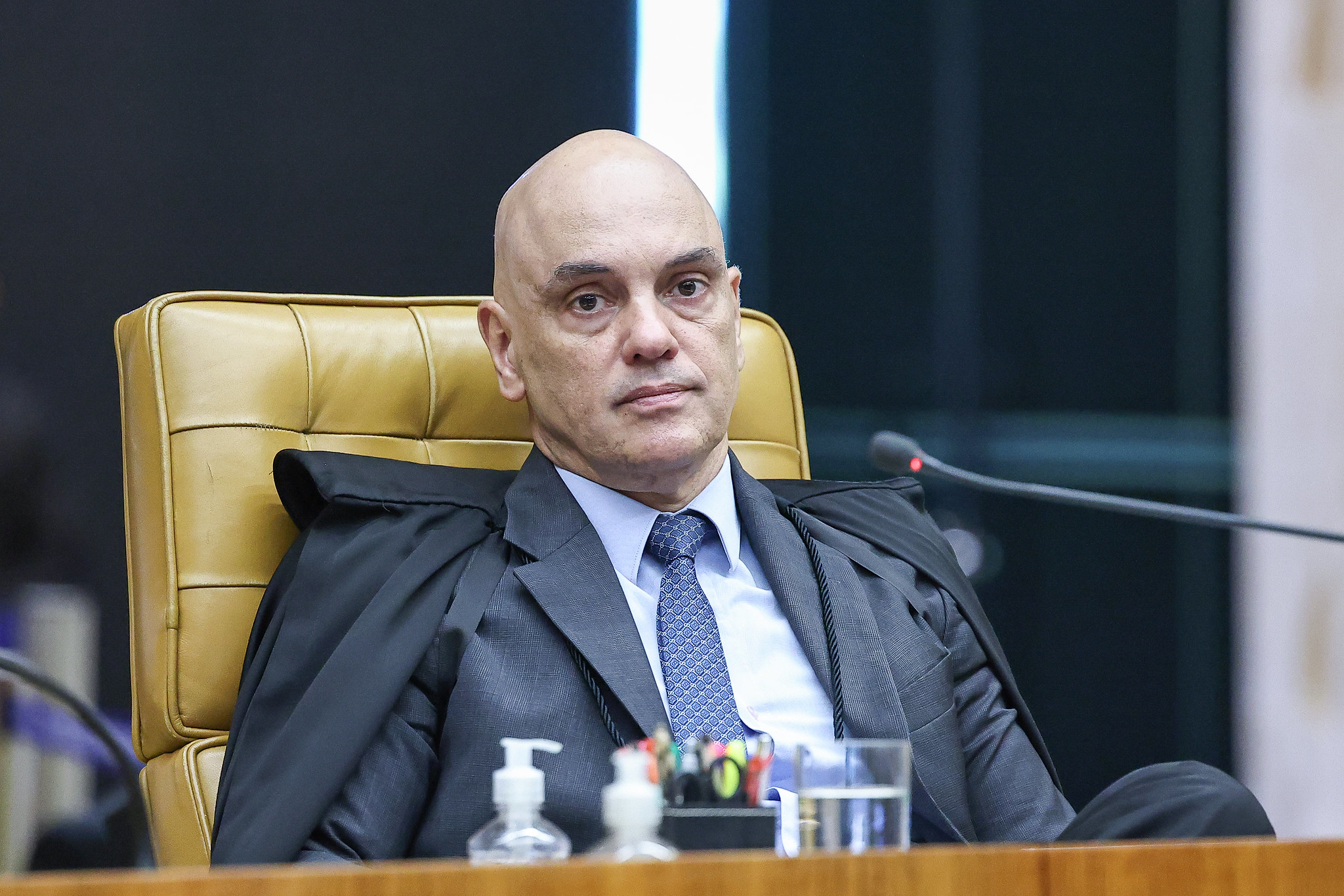 Moraes aponta “patéticas iniciativas ilegais” de Eduardo e Flávio