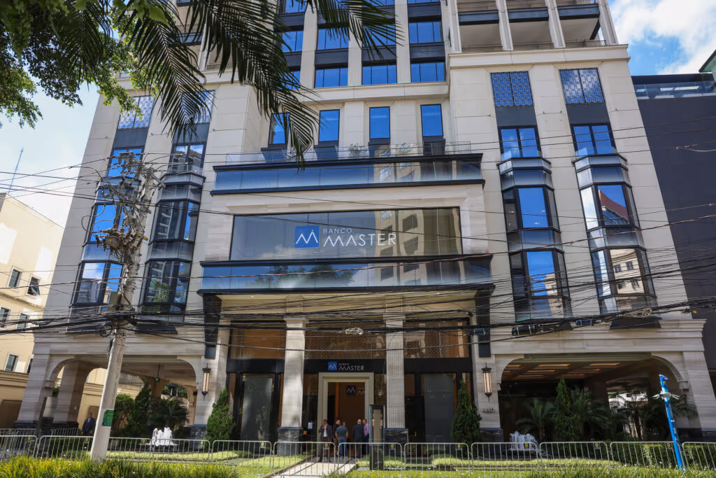 Banco Master enfrenta ação de despejo em Miami após inadimplência