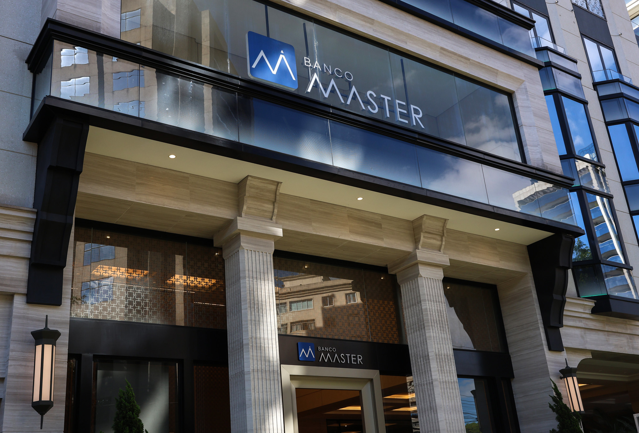 Justiça acata pedido e governo do Rio suspende repasses a Banco Master