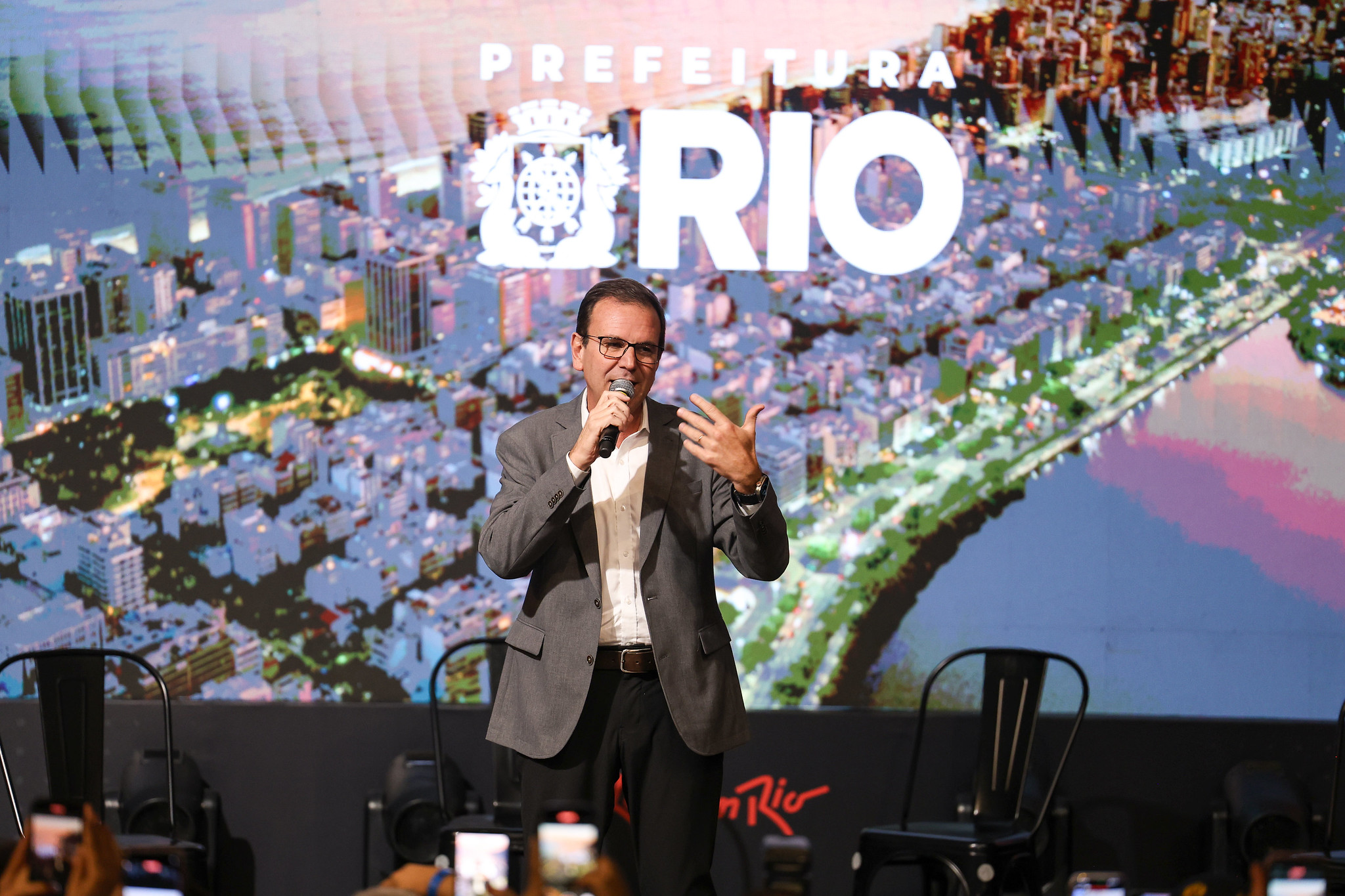 Paes ameaça desapropriar “super-hotéis” abandonados no Rio