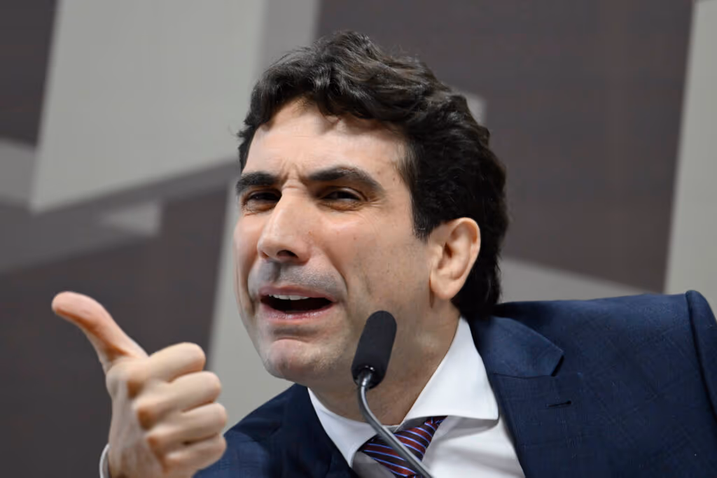 “Não vai ter um salvador da pátria”, diz Galípolo sobre caso Master