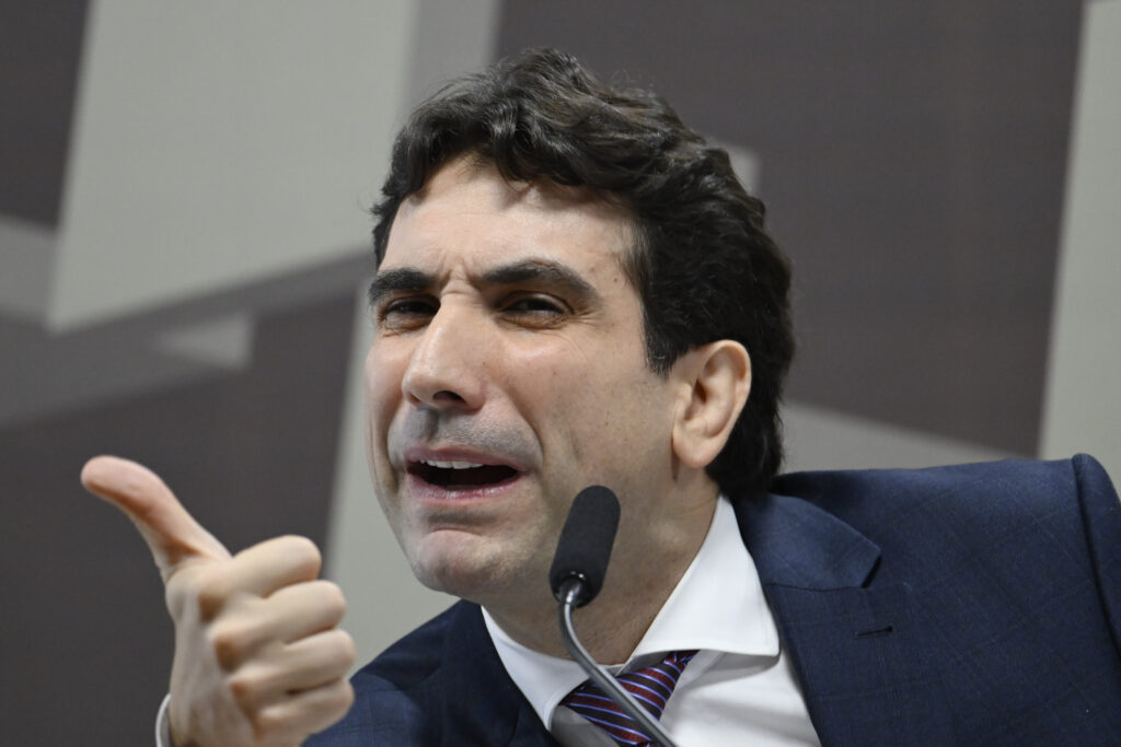 “Não vai ter um salvador da pátria”, diz Galípolo sobre caso Master