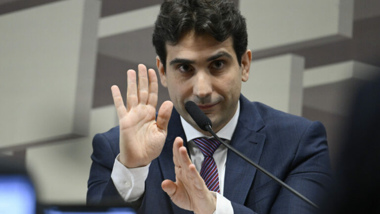 CPMI do INSS aprova convites a Galípolo e Campos Neto sobre caso Master