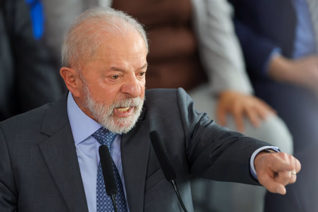 Lula assina decreto com cota para filmes nacionais nos cinemas