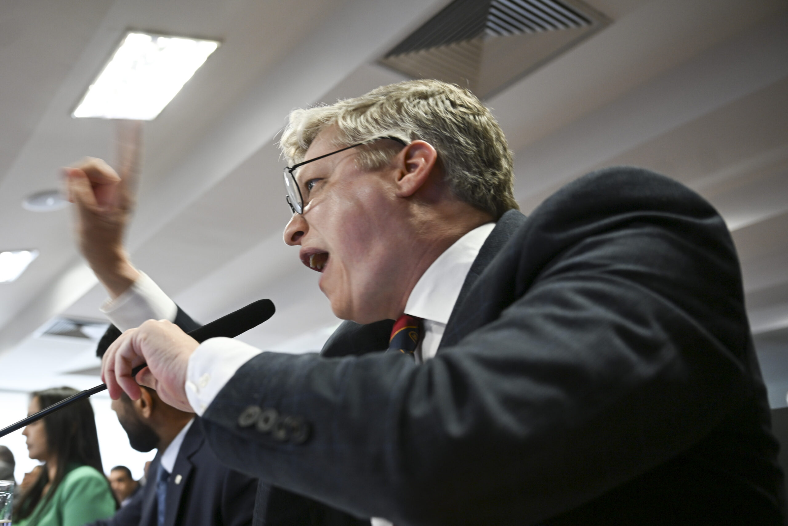 “Por que o PT quer blindar o Careca do INSS?”, diz van Hattem