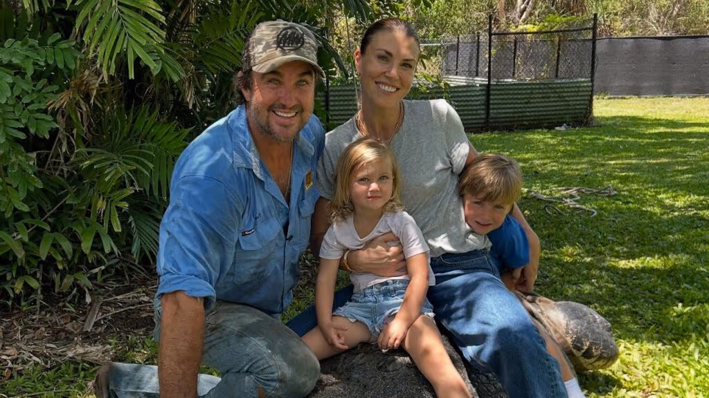 Criança australiana expulsa cobra gigante de casa com apenas um rodo