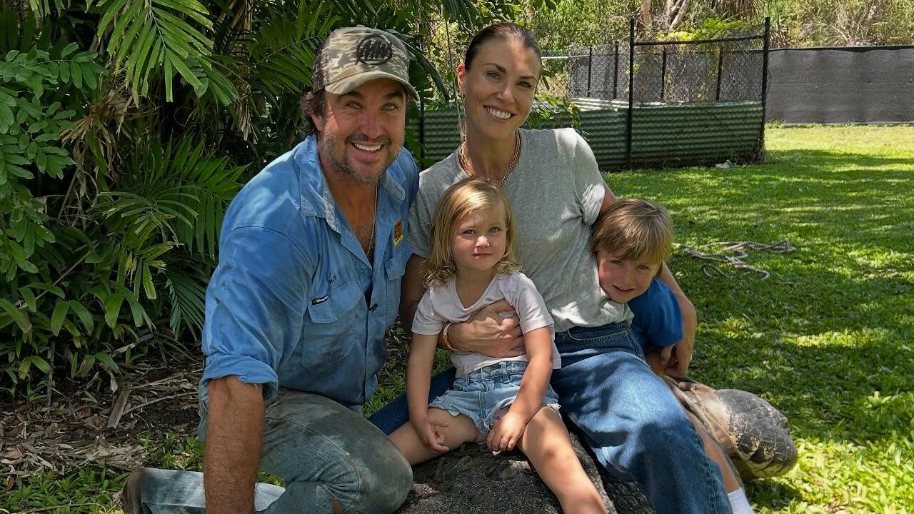 Criança australiana expulsa cobra gigante de casa com apenas um rodo