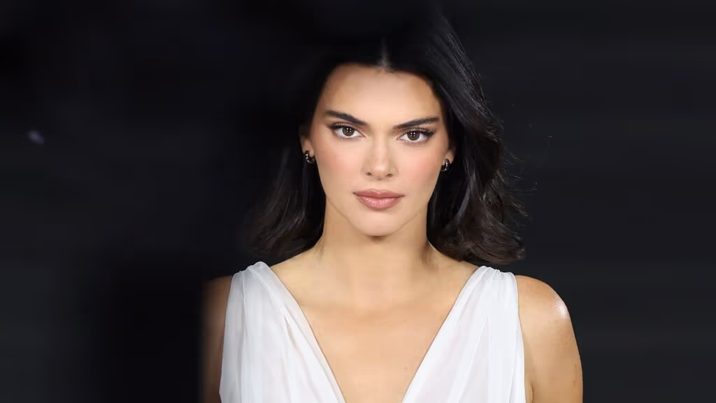 Kendall Jenner surpreende ao posar nua em praia