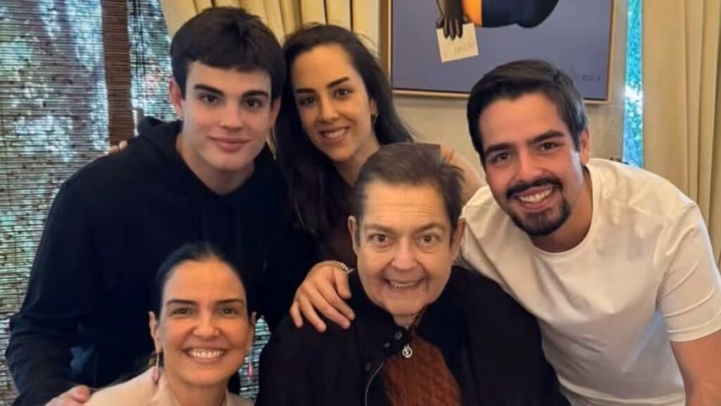 Faustão aparece sorridente em novo registro do filho